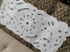 Centru de masă alb, broderie sparta