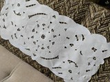 Centru de masă alb, broderie sparta