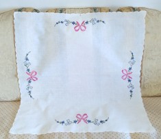 Fata de masa Vintage din bumbac cu broderie manuala.