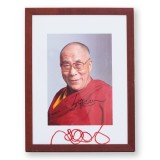 Dalai Lama, fotografie semnată + șnur budist pentru noroc