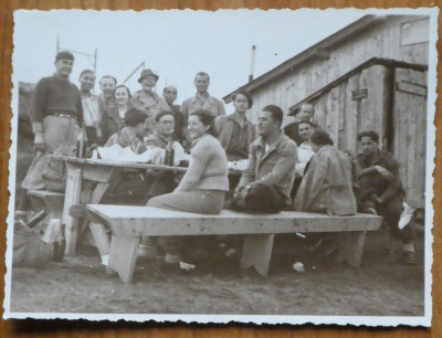 2 fotografii originale ; Excursionisti la Cabana Schiell , 1937 , Cantonul Jepi foto