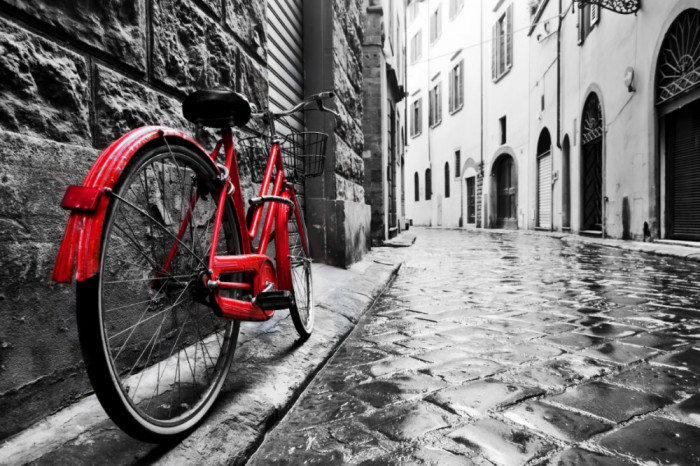 Fototapet de perete autoadeziv si lavabil Bicicleta rosie, strada cu piatra cubica, retro, 250 x 150 cm