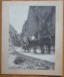 Foto pe carton; Cu trasura prin Cheile Tatarului, Bucegi, 1909, Ing. N. P. Stefanescu, colaborator al arhitectului Anghel Saligny, arhitect
