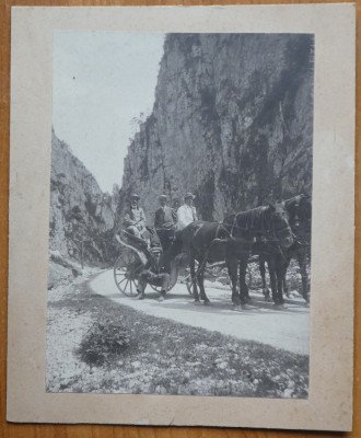 Foto pe carton; Cu trasura prin Cheile Tatarului, Bucegi, 1909, Ing. N. P. Stefanescu, colaborator al arhitectului Anghel Saligny, arhitect foto