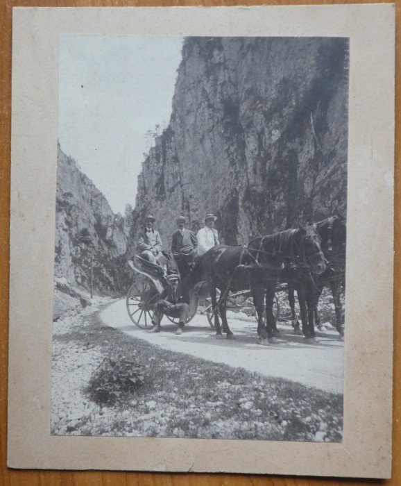Foto pe carton; Cu trasura prin Cheile Tatarului, Bucegi, 1909, Ing. N. P. Stefanescu, colaborator al arhitectului Anghel Saligny, arhitect