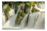 Tablou Canvas, "Cascadă &icirc;n mijloc de natură vibrantă", Cascadă, Apă, Ploaie, Natură, Vegetație, Piatra, Copaci, Verdeață, Lumină, Curgere, 39 x 26 cm,