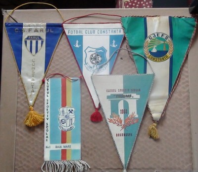 Colecție de fanioane vechi ale cluburilor rom&amp;acirc;nești foto