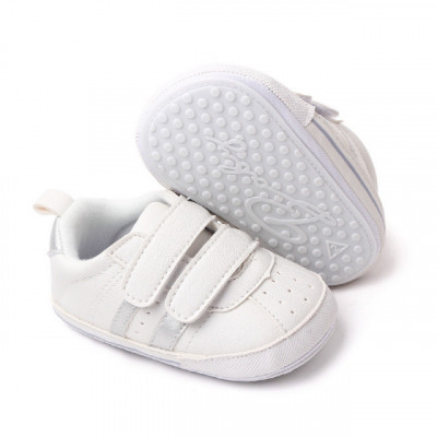 Adidasi albi cu dungi laterale argintii (Marime Disponibila: 6-9 luni (Marimea foto