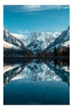 Tablou Canvas, "Reflexii alpine pe lacul &icirc;nghețat", Munte, Lac, Cer, Reflecție, Zăpadă, Pini, Priveliște, Seninătate, Natură, Tihnă, 26 x 39 cm, CMCLA