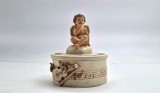 cutie de bijuterii GILDE capac cu ingeras asezat pe o inima rotunda diametrul 9 cm inaltime 12 cm