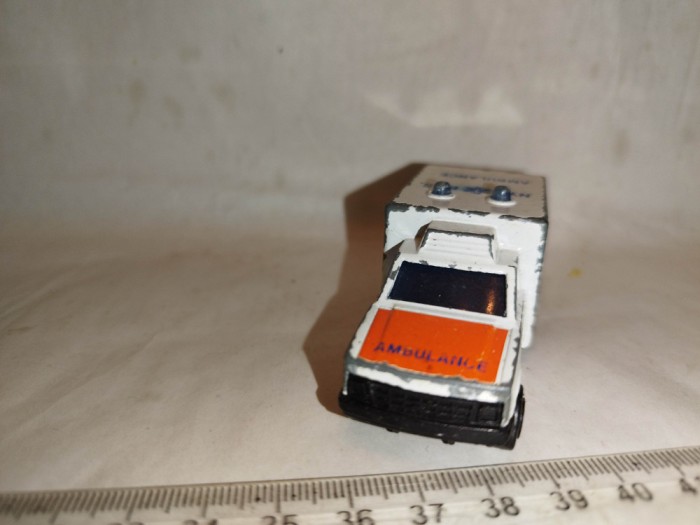 bnk jc Majorette 255 Ambulance 1/60
