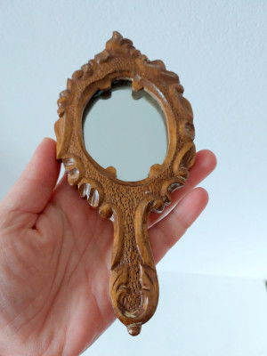 Oglinda mica de mana, in rama sculptata de lemn, 17cm lungime foto