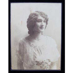 TANARA CU BUCHET DE TRANDAFIRI , FOTOGRAFIE IN STUDIO , MONOCROMA, LIPITA PARTIAL PE CARTON , CCA . 1900