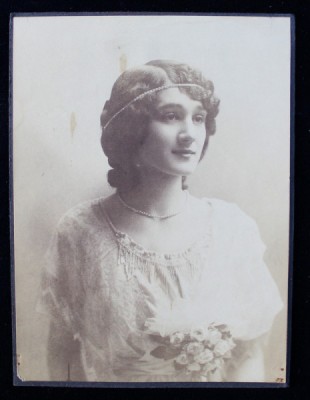 TANARA CU BUCHET DE TRANDAFIRI , FOTOGRAFIE IN STUDIO , MONOCROMA, LIPITA PARTIAL PE CARTON , CCA . 1900 foto