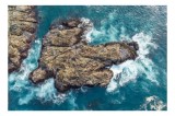 Tablou Canvas, "Valuri spumeg&acirc;nde izbind st&acirc;ncile marine", Ocean, St&acirc;nci, Valuri, Apă, Natură, Albastru, Textură, 39 x 26 cm, CMCLASS