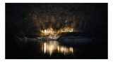 Tablou Canvas, "Lumini nocturne pe malul lacului", Scenă, Noapte, Reflecție, Lumină, Natură, Pădure, R&acirc;u, Mister, Calm, Umbre, 39 x 26 cm, CMCLASS