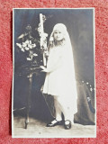 Fotografie tip carte postala, fetica cu lumanare de botez, inceput de secol XX