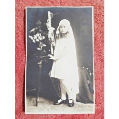 Fotografie tip carte postala, fetica cu lumanare de botez, inceput de secol XX