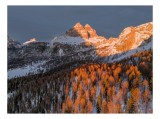 Tablou Canvas, "Munți strălucind &icirc;n lumina apusului", Munți, Zăpadă, Pădure, Apus, Lumini, Umbre, Cer, V&acirc;rfuri, Natură, Pitoresc., 39 x 26 cm, CMCLASS