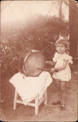 HST P394 Poză fetiță cu tobă Rom&amp;acirc;nia interbelică foto