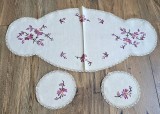 TREI CENTRE DE MASA VINTAGE DIN BUMBAC CU BRODERIE MANUALĂ SI MARGINI CROSET
