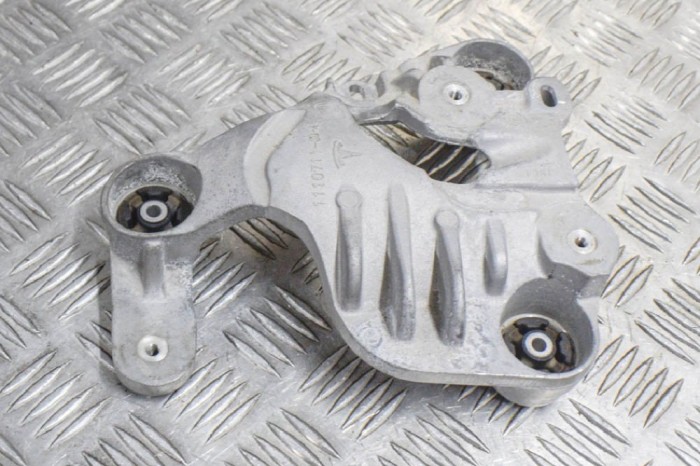 Suport compresor aer condiționat TESLA MODEL 3 2018 OEM: 1110711-00-A 11204469