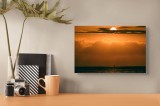 Tablou Canvas, "Apusul mării sub cer &icirc;nnourat", Apus, Mare, Nor, Siluetă, V&acirc;slit, Portocaliu, Lumină, Liniște, 39 x 26 cm, CMCLASS