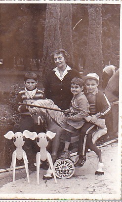 bnk foto - Copii cu jucarii - catei gonflabili - Olanesti 1982