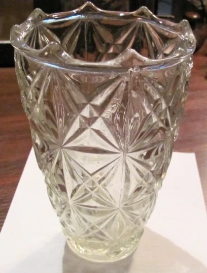 CY - Vaza din sticla / cristal veche deosebita / 1,400 kg (este groasa in carne) / H: 21 cm D gura: 13 cm / nu are marcaje