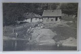 PUTNA , CASELE UNOR TIGANI PE MALUL RAULUI , FOTOGRAFIE FORMAT CARTE POSTALA , 1928