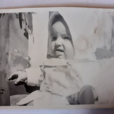 Fotografie dimensiune 6/9 cm cu bebeluș din Giurgiu în 1968