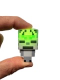 Breloc minecraft Glowing Monster 6 cm cu lumina LED design pixel tip joc