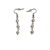 B353. Cercei lungi cu 3 perle, aliaj argintiu si perle, Alb, 6 cm
