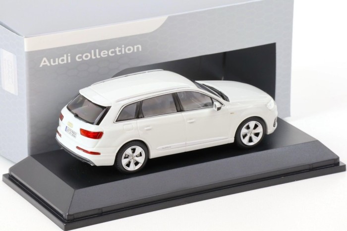 Macheta Spark 1/43 2015 Audi Q7 SUV alb , glacier white