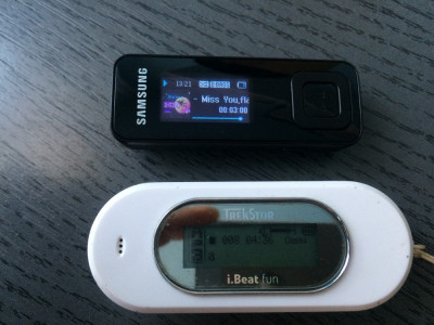 MP3 SAMSUNG F3 DE 2GB+TREKSTOR I.BEAT.FUN DE 256 MB.CITITI TOATA DESCRIEREA ! foto