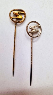 vtg 2 Ace Pin TRABANT Germania Auto DDR anii &amp;#039;60 Industria de Masini Producator foto