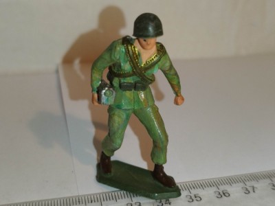 bnk jc Figurina de plastic - Starlux - soldat cu lada munitie foto