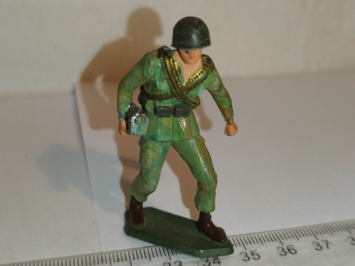 bnk jc Figurina de plastic - Starlux - soldat cu lada munitie