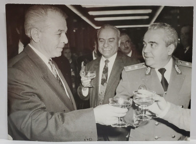 NICOLAE VACAROIU , CIOCNIND O CUPA DE SAMPANIE CU INALTI OFITERI ROMANI , FOTOGRAFIE , INCEPUTUL ANILOR &amp;#039; 90 foto