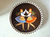 Farfurie decorativă din ceramică Slovacia &ndash; pictată manual, Motiv Dans Tradițional / Port Popular, Suvenir Hohe Tatra Reisegruppe Eisemann 2003, 20cm