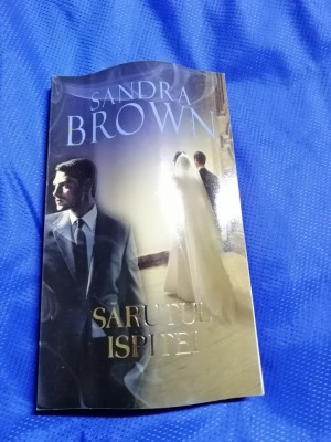 Sarutul ispitei - Sandra Brown foto