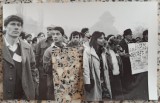 Manifestanti in Piata Victoriei, decembrie 1989// fotografie de presa, decupatura
