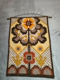 Peretar vechi cusut brodat manual cusatura broderie tapiserie de perete florala fir auriu pe suport alama traditionala Suedia