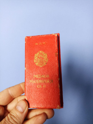 Cutie Insigna Medalia Maternitatii cls a 2-a model RPR, prima varianta 1952-1966 foto