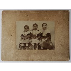 TREI FETITE POZAND IN STUDIO , FOTOGRAFIE CU PASPARTU , CCA. 1900