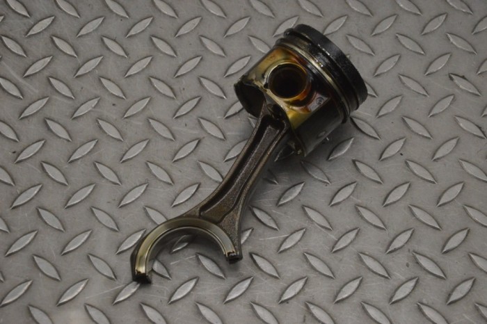 Piston AUDI Q7 4L 2011 OEM: bhs 22132381