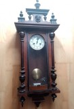 Pendula,ceas de perete antic marca Junghans german ,bătăi pe arc de rezonanță la ore fixe și jumatati ,cutie cu sculptura deosebita