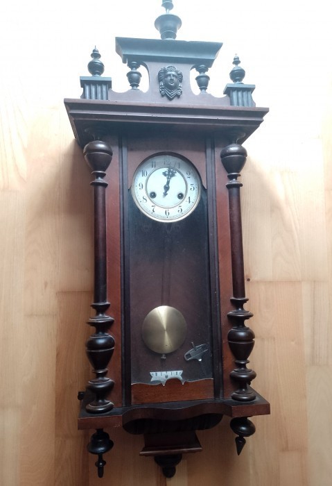 Pendula,ceas de perete antic marca Junghans german ,bătăi pe arc de rezonanță la ore fixe și jumatati ,cutie cu sculptura deosebita
