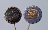 UCM Resita - uzina constructoare de masini Lot x 2 variante de culoare - insigna din anii 1970 ( Republica Socialista Romania)