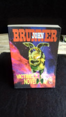 Victimele Novei , John Brunner foto